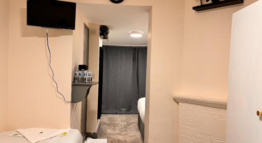 18 Budget Inn - image 8