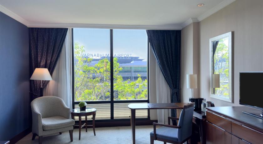 Image of 1 King Bed, Airport View 3
