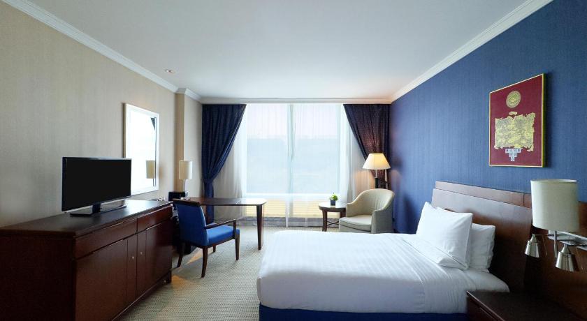 Image of 2 Single Beds, Airport View 3