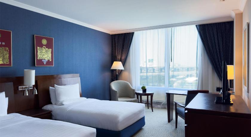 Image of 2 Single Beds, Airport View 4