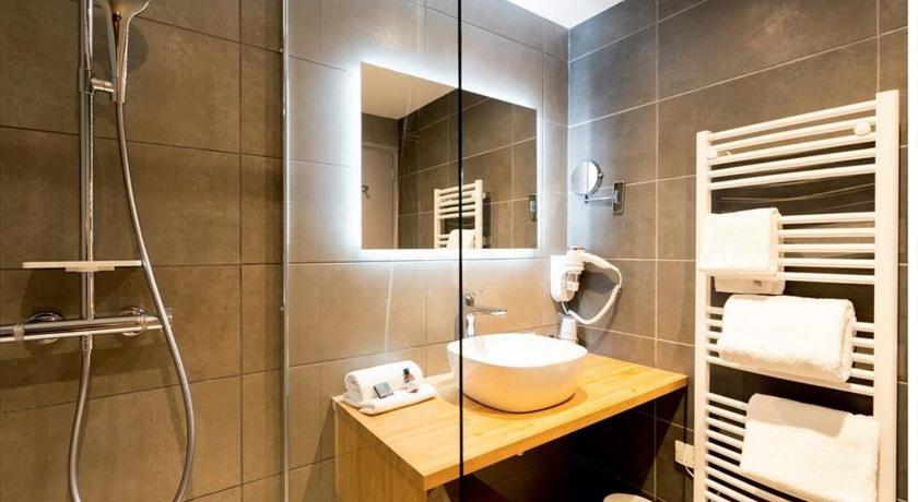 Image of Privilege King Room with Roll-In Shower - Disability Access 3