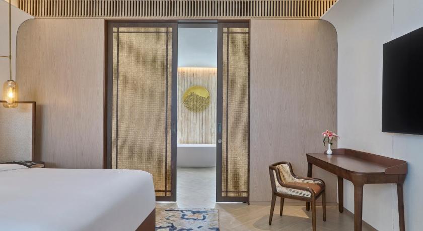 Image of 1 King Classic Club Lounge Access 1