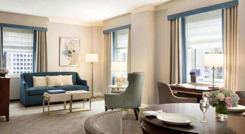 Image of ONE BEDROOM SUITE King Mobility Hearing Accessi ble Tub - 490sf, 45sm. Private living room 1