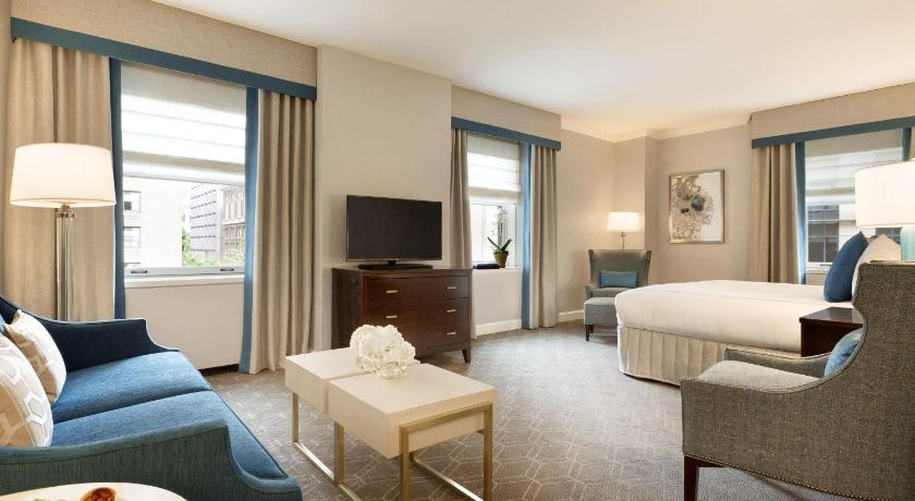 Image of ONE BEDROOM SUITE King Mobility Hearing Accessi ble Tub - 490sf, 45sm. Private living room 0