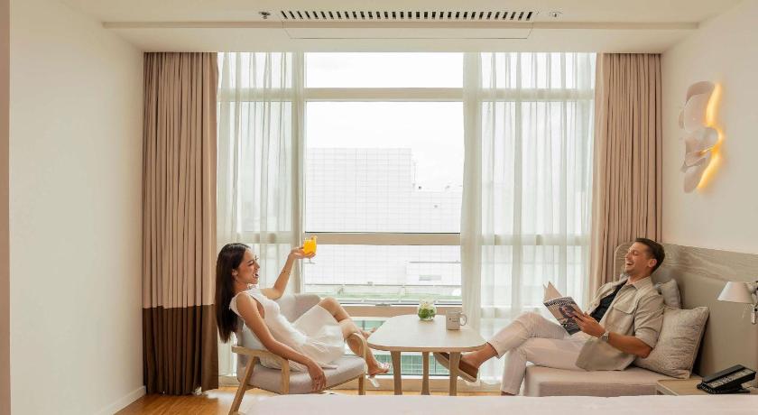 Image of Premier Deluxe with  2 Single Bed City View 5