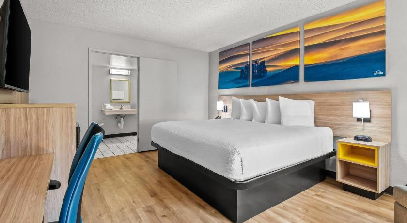 Image of King Room with Roll-in Shower - Mobility Access/Non-Smoking 1