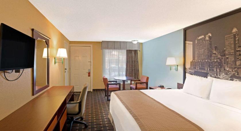 Super 8 By Wyndham Charlotte Airport North