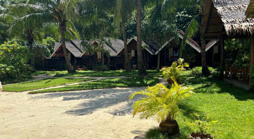 Image of Wooden Bungalow with Sea View 4