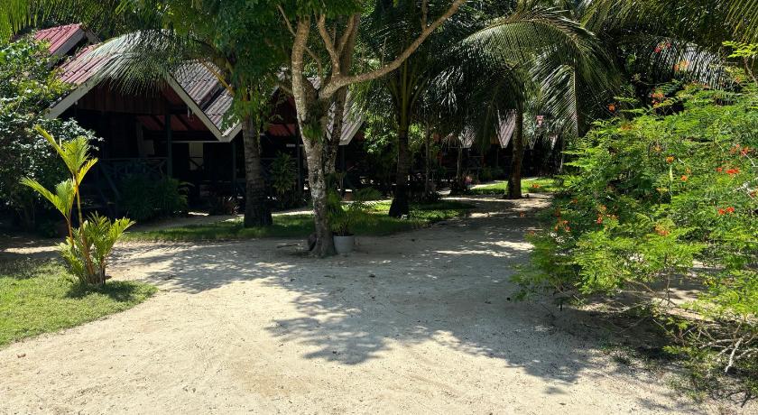 Image of Wooden Bungalow with Sea View 5