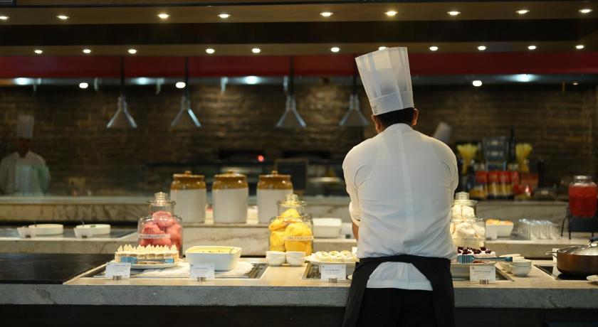 Courtyard by Marriott Gurugram Downtown - image 7