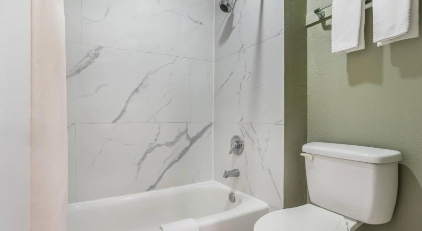 Image of Habitación con 2 camas grandes ‒ Fumadores (2 Queen Beds, Smoking) 10