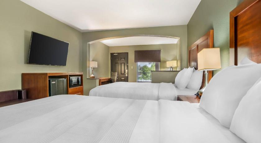 Image of Suite Doble con 2 camas dobles y 1 sofá cama - No fumadores (Queen Suite with Two Queen Beds and Sofa Bed - Non-Smoking) 1