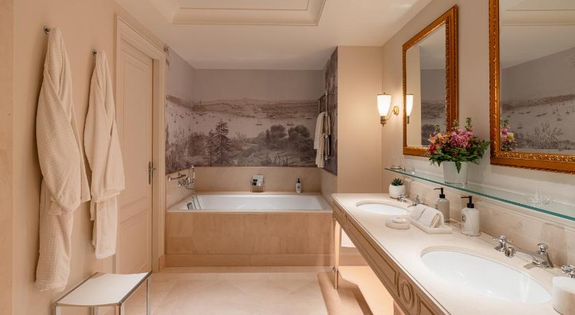 Image of Léman Suite with King Bed 2