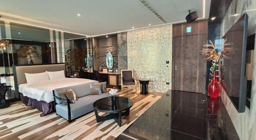Image of Superior Suite (Check-In After 21:00) 6
