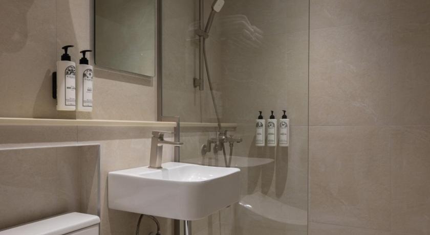Image of Deluxe Twin 8