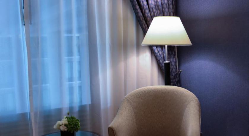 Image of 1 King Bed, Airport View 9