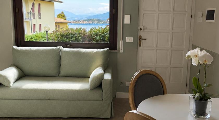 BELLAVISTA LAKE VIEW apartment with PRIVATE GARDEN
