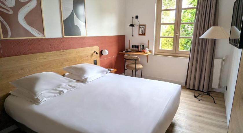 Image of 1 King Bed, Nonsmoking, Comfort Room, Garden View 4
