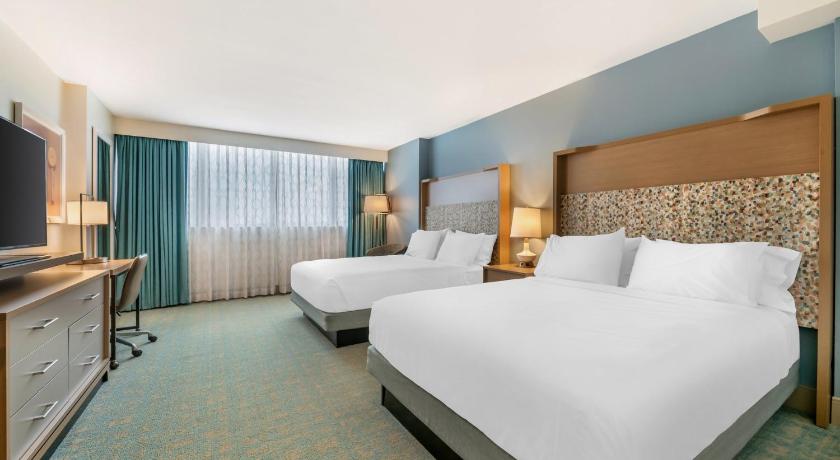 Image of 2 Queen Beds Standard 0