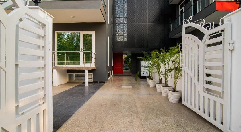 Townhouse Galleria Market Near Golf Course Road - image 7
