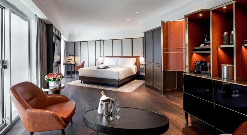 Image of Signature Salon Suite, 1 King, Two Balconies, Separate Lounge 0