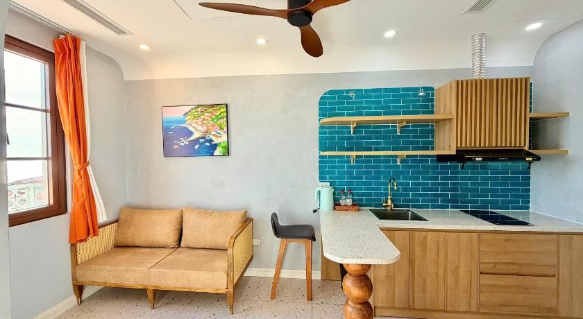 Căn Hộ Nhìn Ra Biển (Apartment with Sea View)
