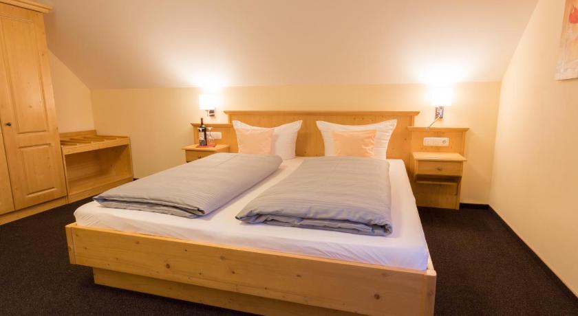Landhotel Gratz — Hotel in Emmering