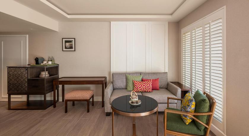 Image of King Deluxe Room with Pool Access 5