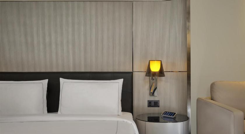 Image of Executive King Room with Sofa Bed 14