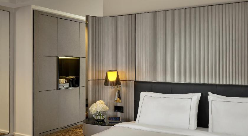 Image of Executive King Room with Sofa Bed 6