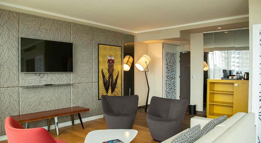 Image of Junior Suite, 1 King Side Bed, City View 12