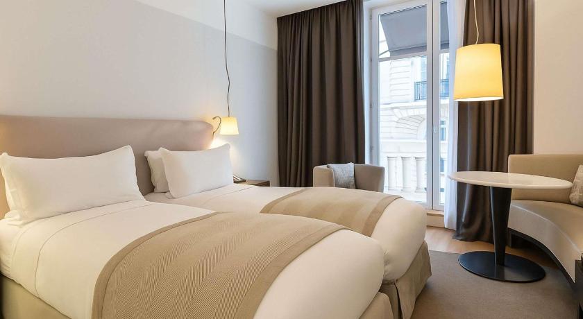 Image of Luxury room with 2 single beds 0