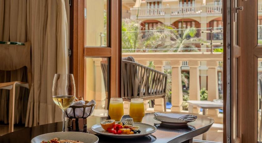 รูปของSuperior King Room with Balcony and Pool View 8