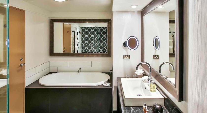 Image of Alpine Two Bedroom Suite with Two King Beds and Lake View 3