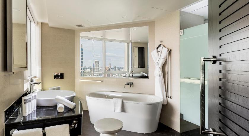 Image of Signature Skyline Room, 1 King Bed, Club Floor Access, High Floor 2