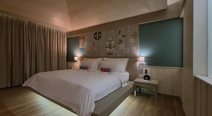 Image of Pool Village, King or Twin Room with Pool Access, Non-Smoking 1