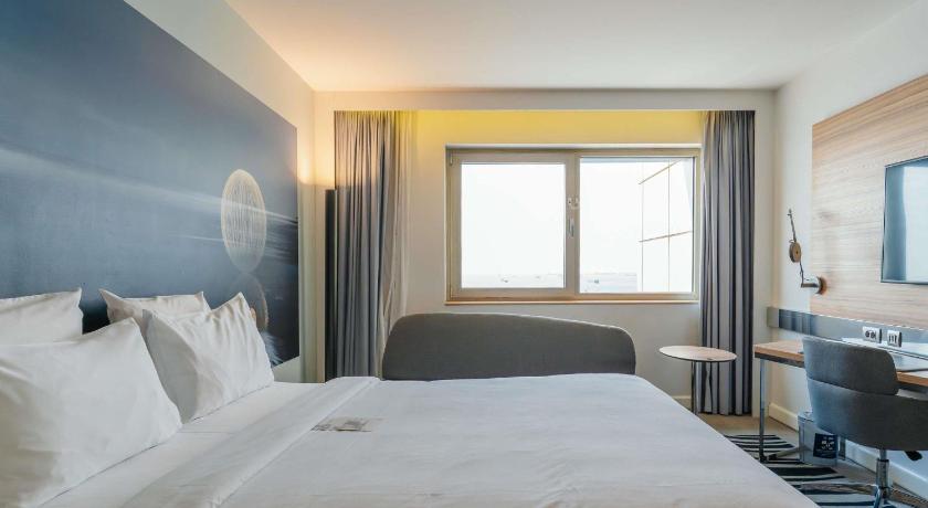 Image of Superior Room with Queen Bed 6