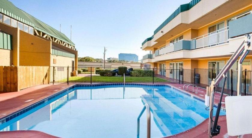 Rodeway Inn & Suites South of Fiesta Park – San Antonio, TX