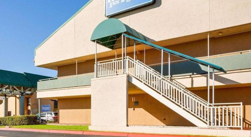 Rodeway Inn & Suites South of Fiesta Park – San Antonio, TX