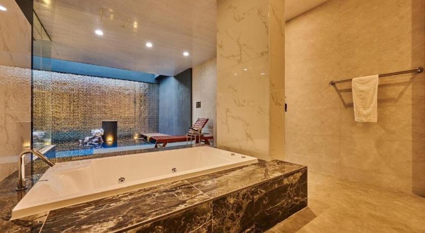 In Night Motel – Taichung, KY