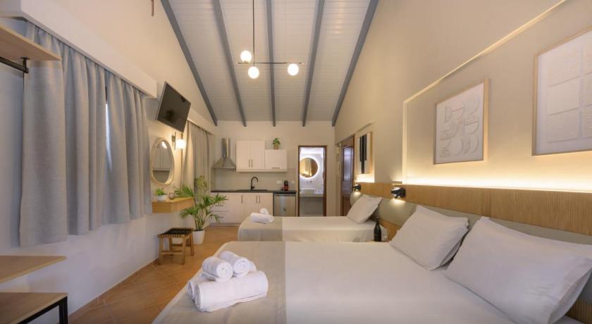 Image of Superior Studio (3 Adults) 0
