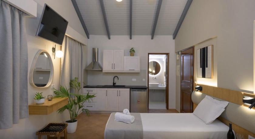 Image of Superior Studio (3 Adults) 5