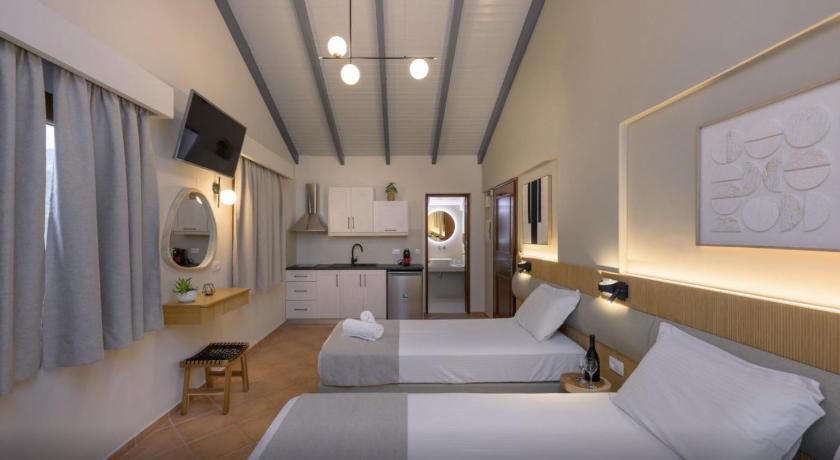 Image of Superior Studio (3 Adults) 4