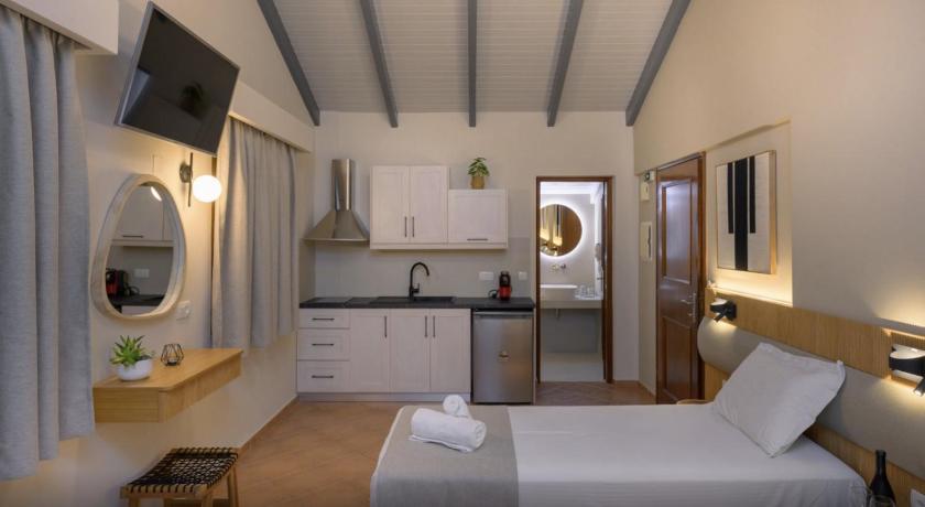 Image of Superior Studio (3 Adults) 7
