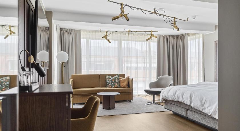 Image of 1 King Bed, Non-smoking, Junior Suite, Sofabed, Sitting Area, Wi-fi, Full Breakfast 3