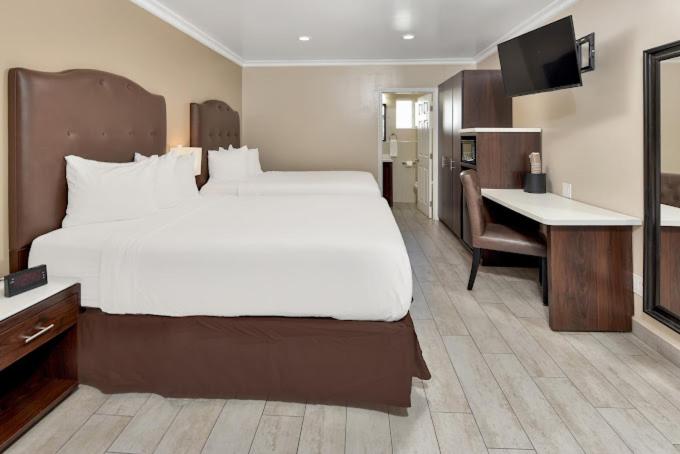 Image of Deluxe Queen Room with Two Queen Beds 3