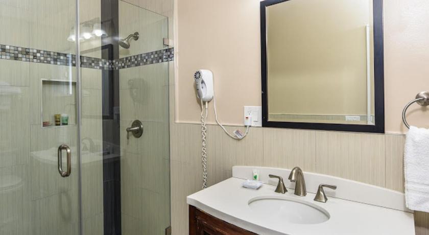 Image of Deluxe Queen Room with Two Queen Beds 2
