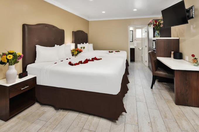 Image of Deluxe Queen Room with Two Queen Beds 0
