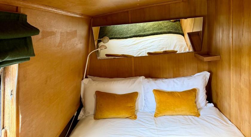 Image of Deluxe Houseboat 10