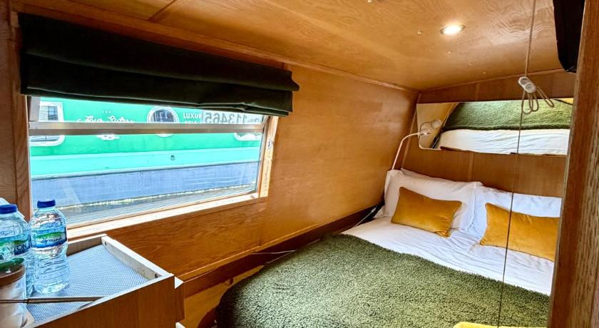 Image of Deluxe Houseboat 6
